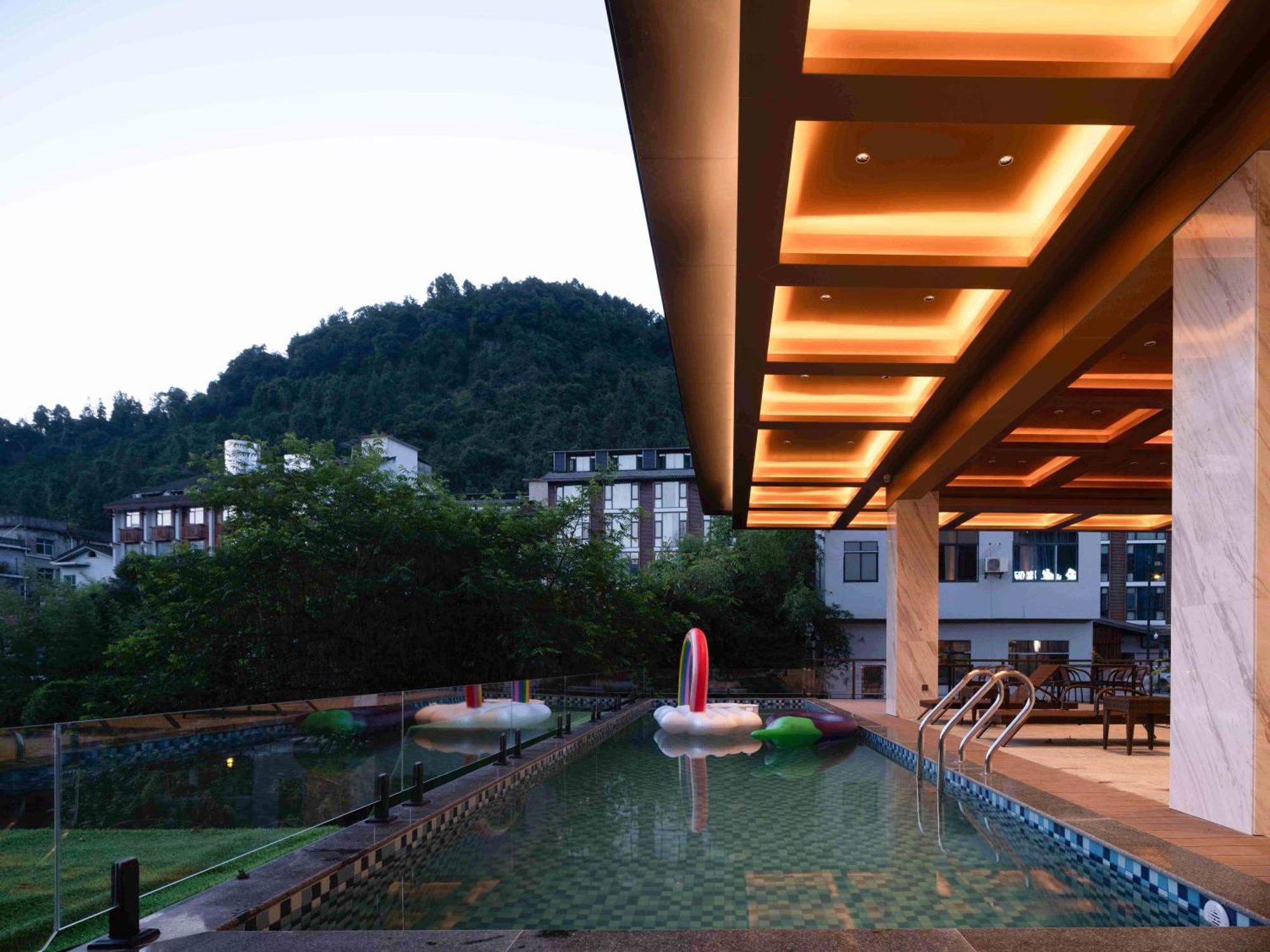 Zhangjiajie Utopia Hotel--Free One Way Pick Up Service Over 2 Nights المظهر الخارجي الصورة